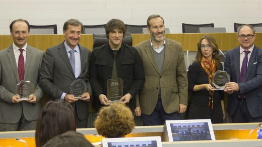 Recoge el Premio Javier Pérez Fernández (primero por la derecha), director general de Mayores y Personas con Discapacidad, y Eugenia Fernández, directora de Inciso Integración.